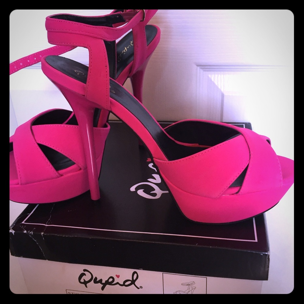 NWOT Qupid Sandal Hot Pink Size 10